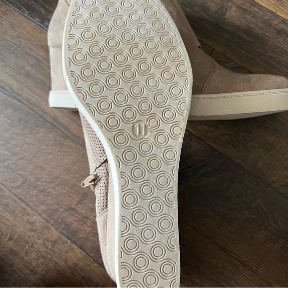 🆕 A New Day Wedge Sneakers - Picture 4 of 5